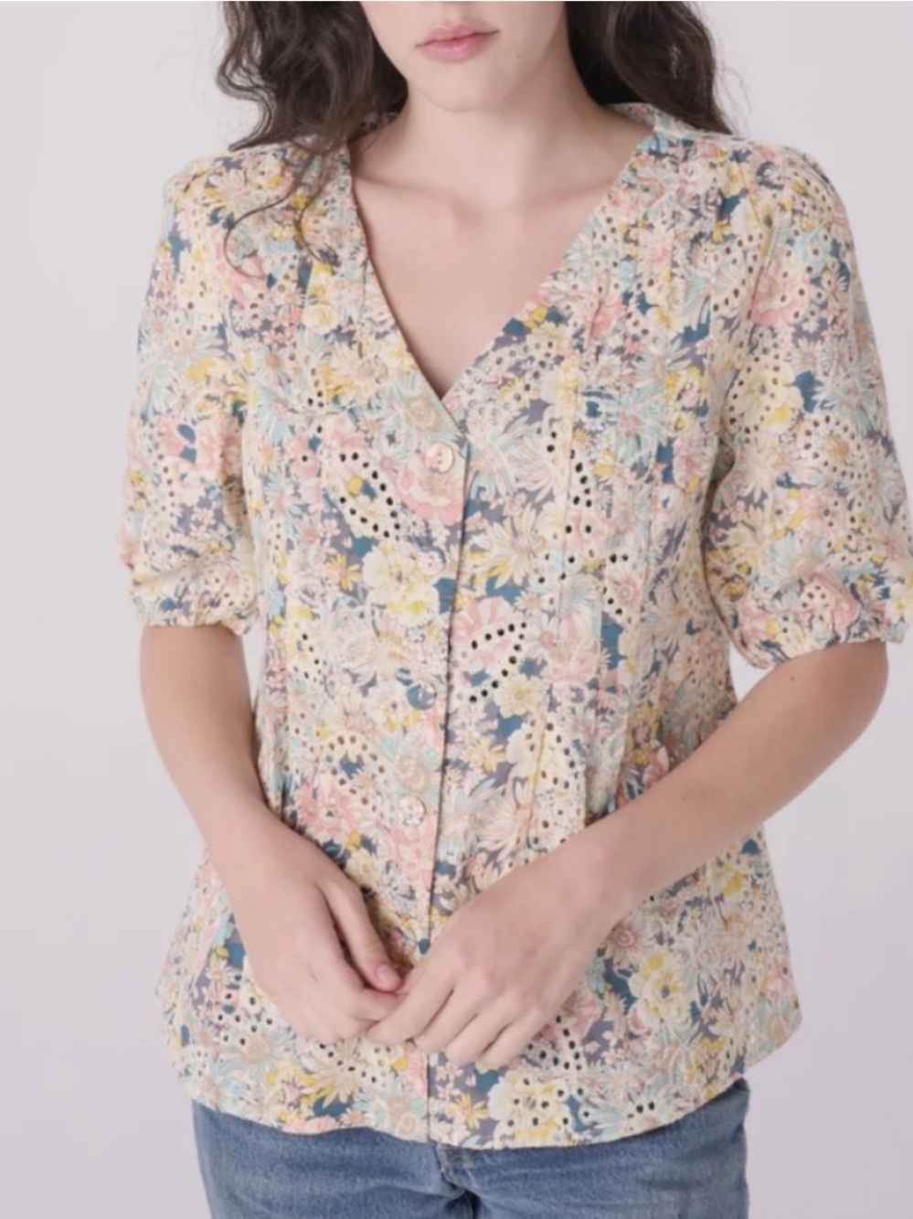 New! Solitaire Top Embroidered Eyelet Floral Short Sleeve Button Down Small NWT